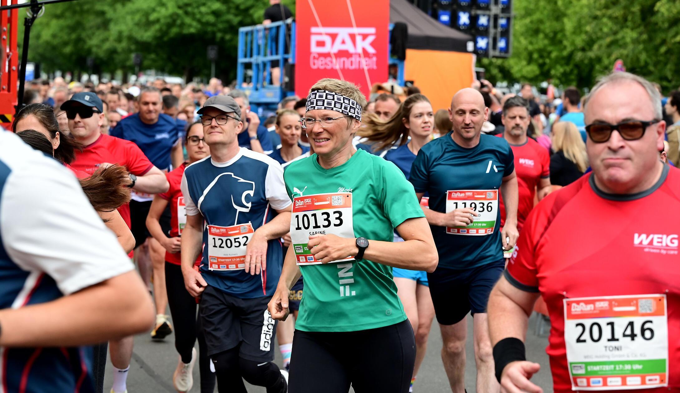 Tausende Teilnehmerinnen und Teilnehmer gingen beim Firmenlauf "B2Run" wieder an den Start.