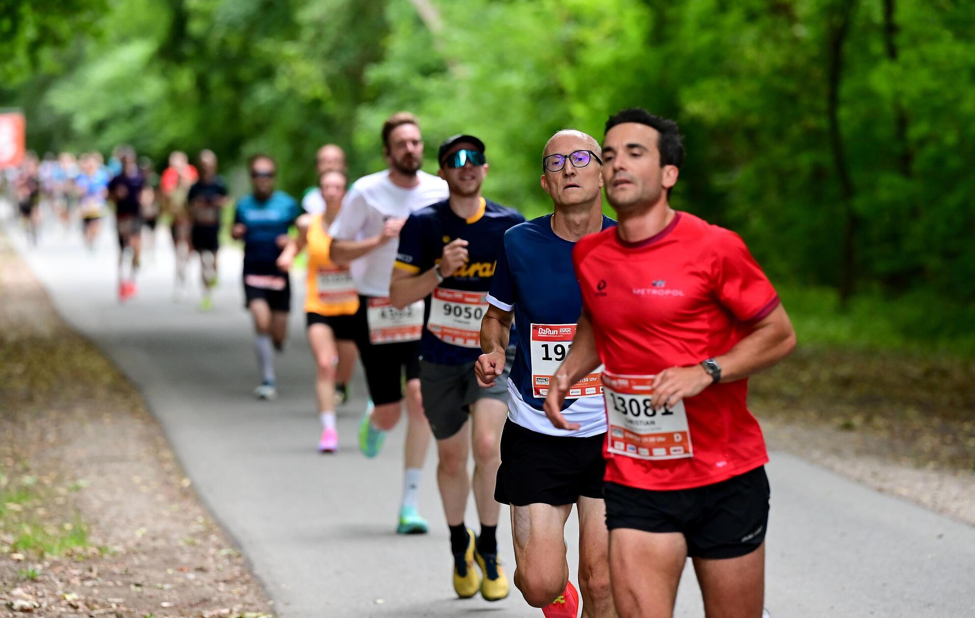 Auf der 6,1 Kilometer langen Strecke rund um das Gelände am Dutzendteich zeigten die Läuferinnen und Läufer wieder, was in ihnen steckt.