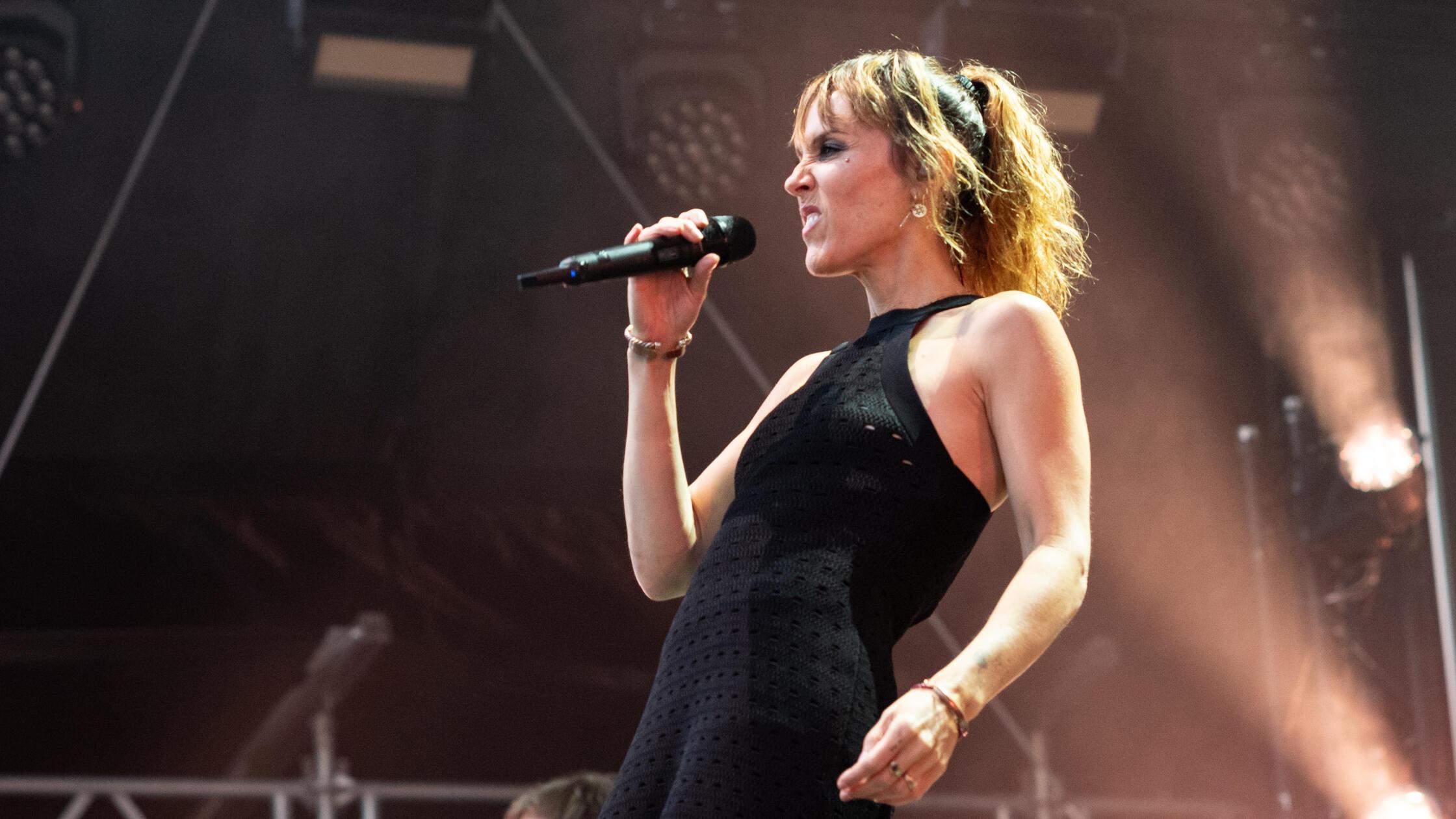 Zaz-bringt-beim-ausverkauften-Konzert-in-Erlangen-das-Publikum-fast-zum-Springen