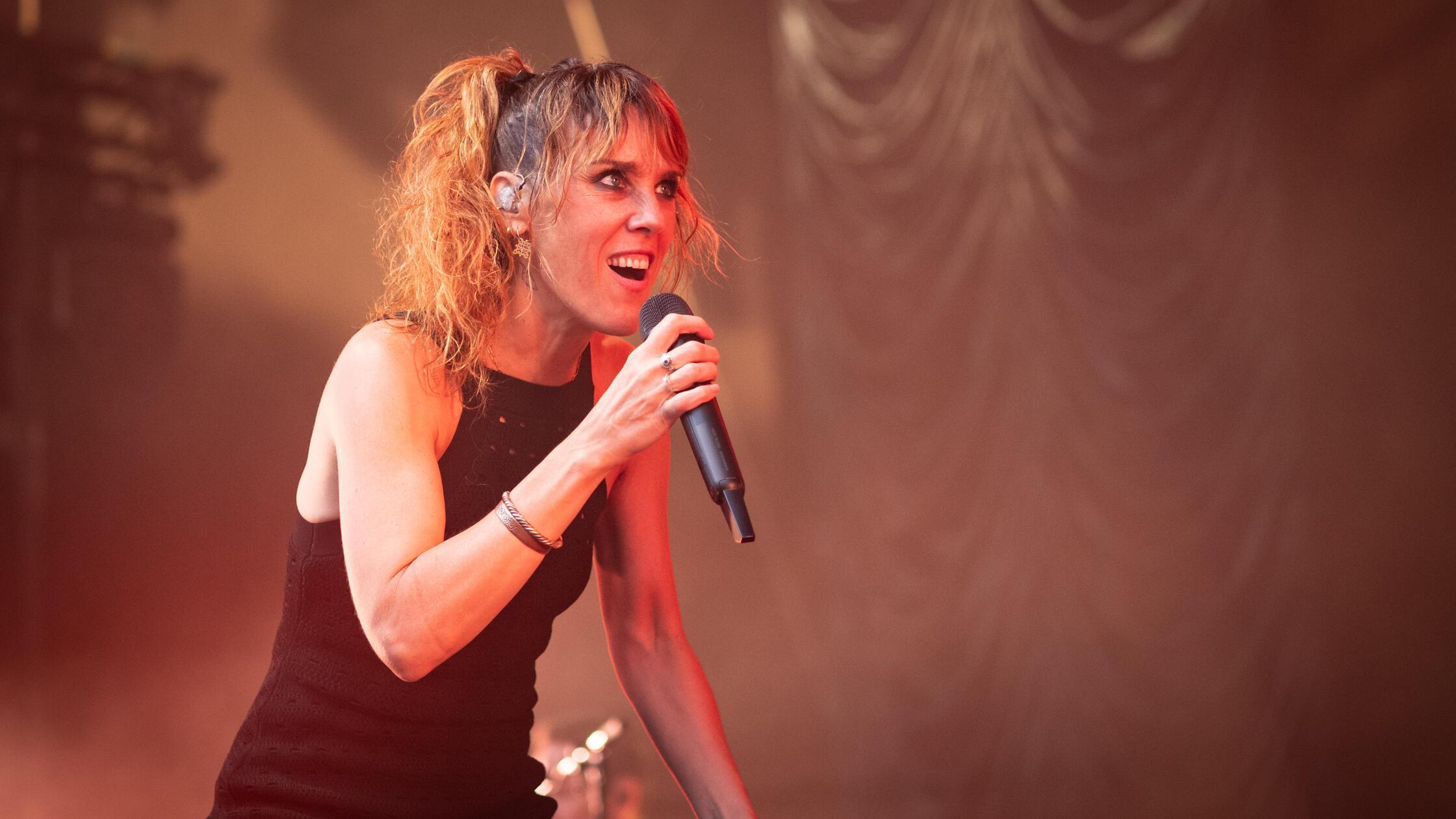 Die Sängeron ZAZ bei ihrem Konzert auf Wöhrmühle a