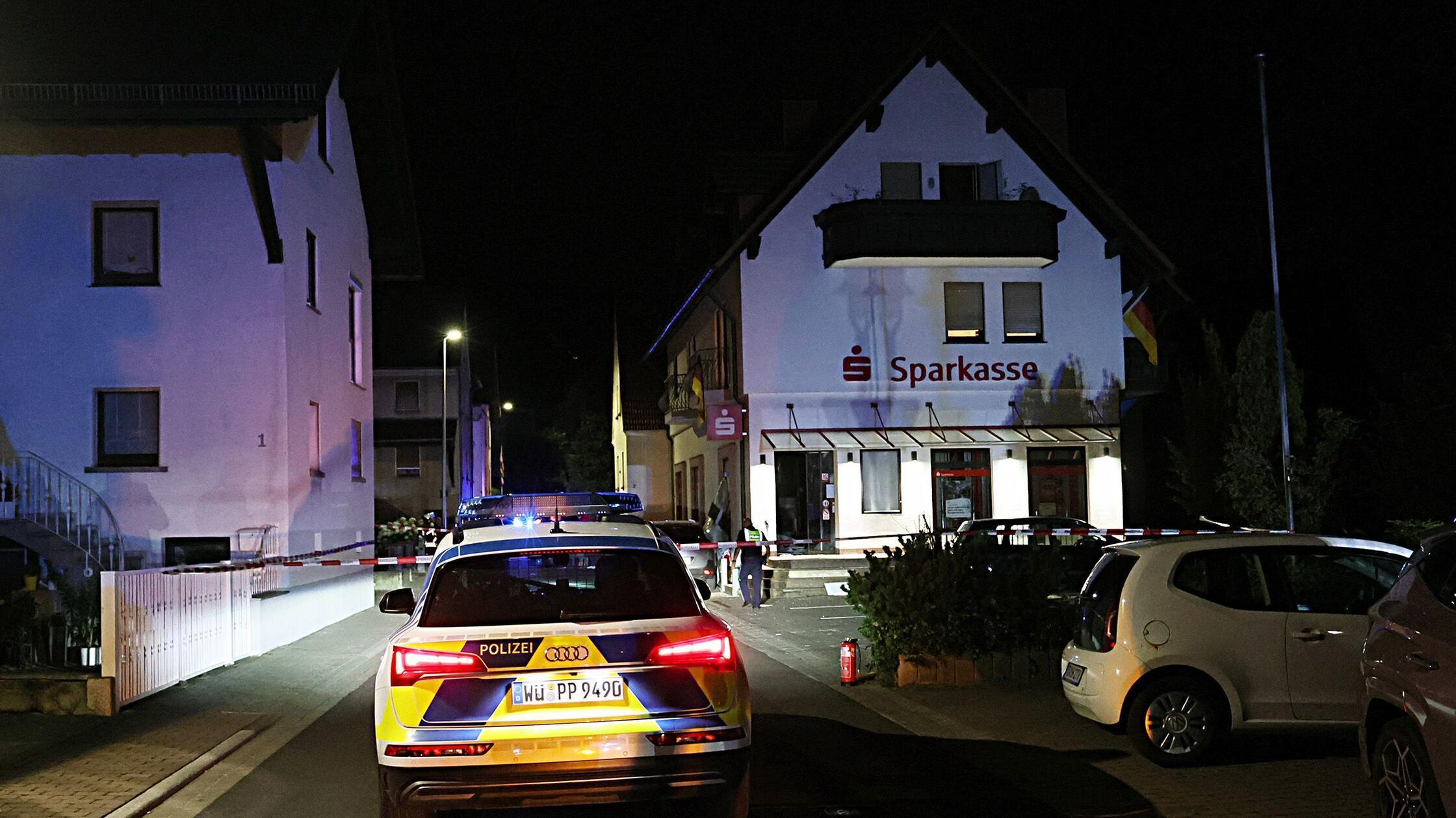 22.07.2026, Bayern, Waldaschaff: Polizei steht nac