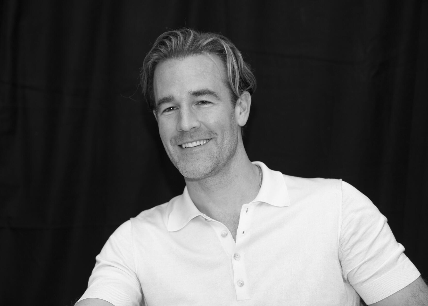 <b>James Van Der Beek </b> ist am 11. Februar im Alter von 48 Jahren gestorben. Bekannt wurde der Schauspieler durch die Kultserie „Dawson’s Creek“, in der er den filmbegeisterten Highschool-Schüler Dawson Leery verkörperte. Van Der Beek starb an Darmkrebs; seine Erkrankung hatte er 2024 öffentlich gemacht.