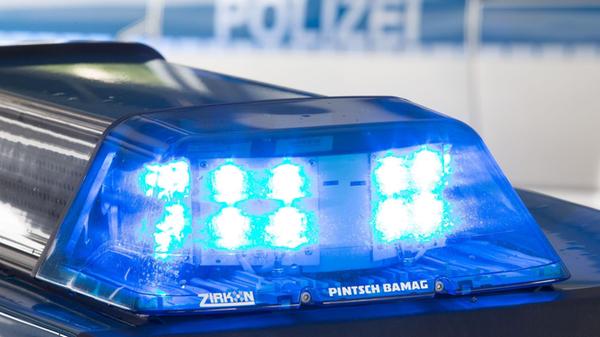 Ein Blaulicht leuchtet auf dem Dach eines Polizeiw