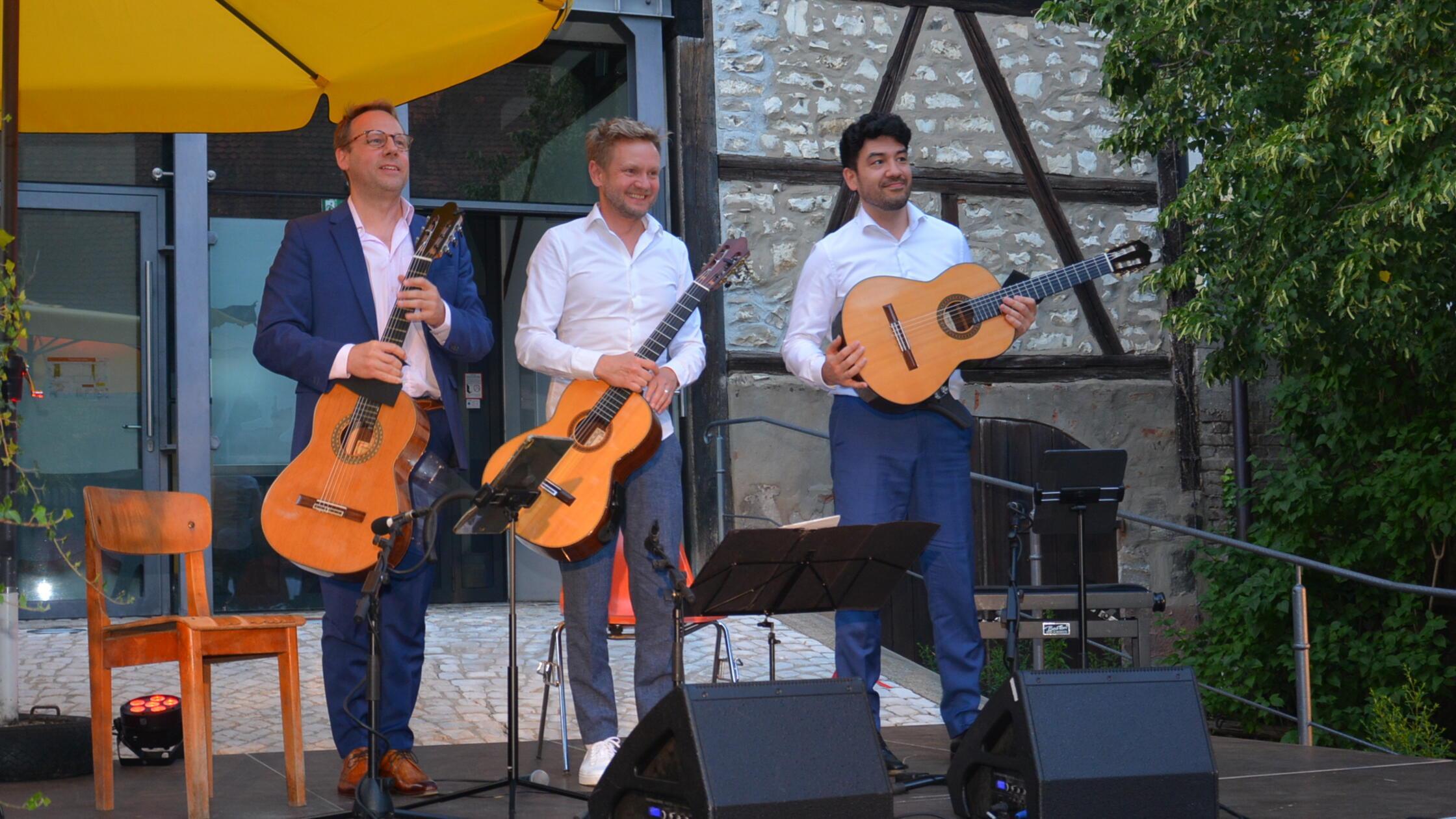 Gut gelauntes Alegrìas Trio: v.l.n.r Klaus Wlader,