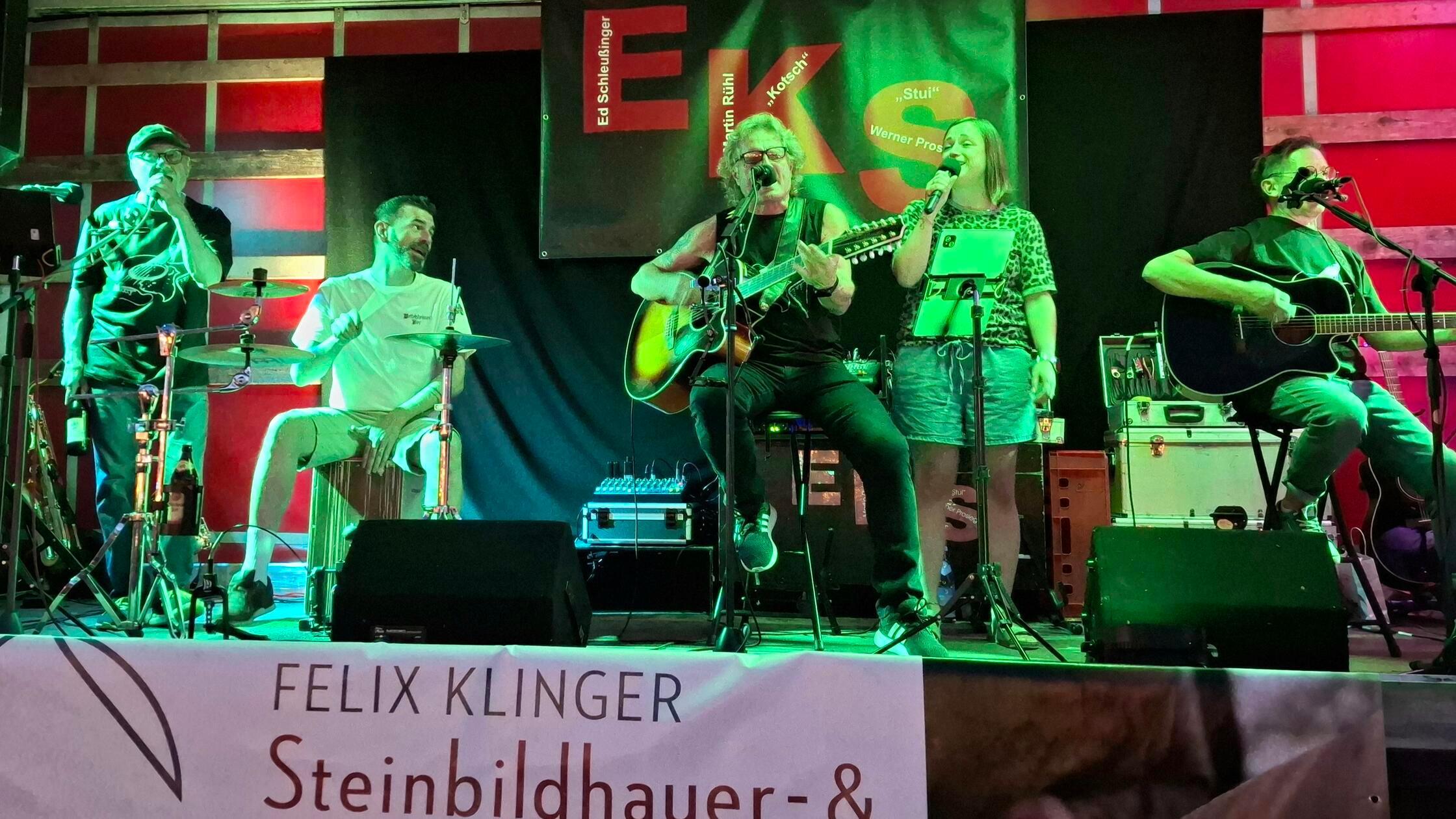 Die kultige Band „E.K.S“ mit kompetenter Verstärku