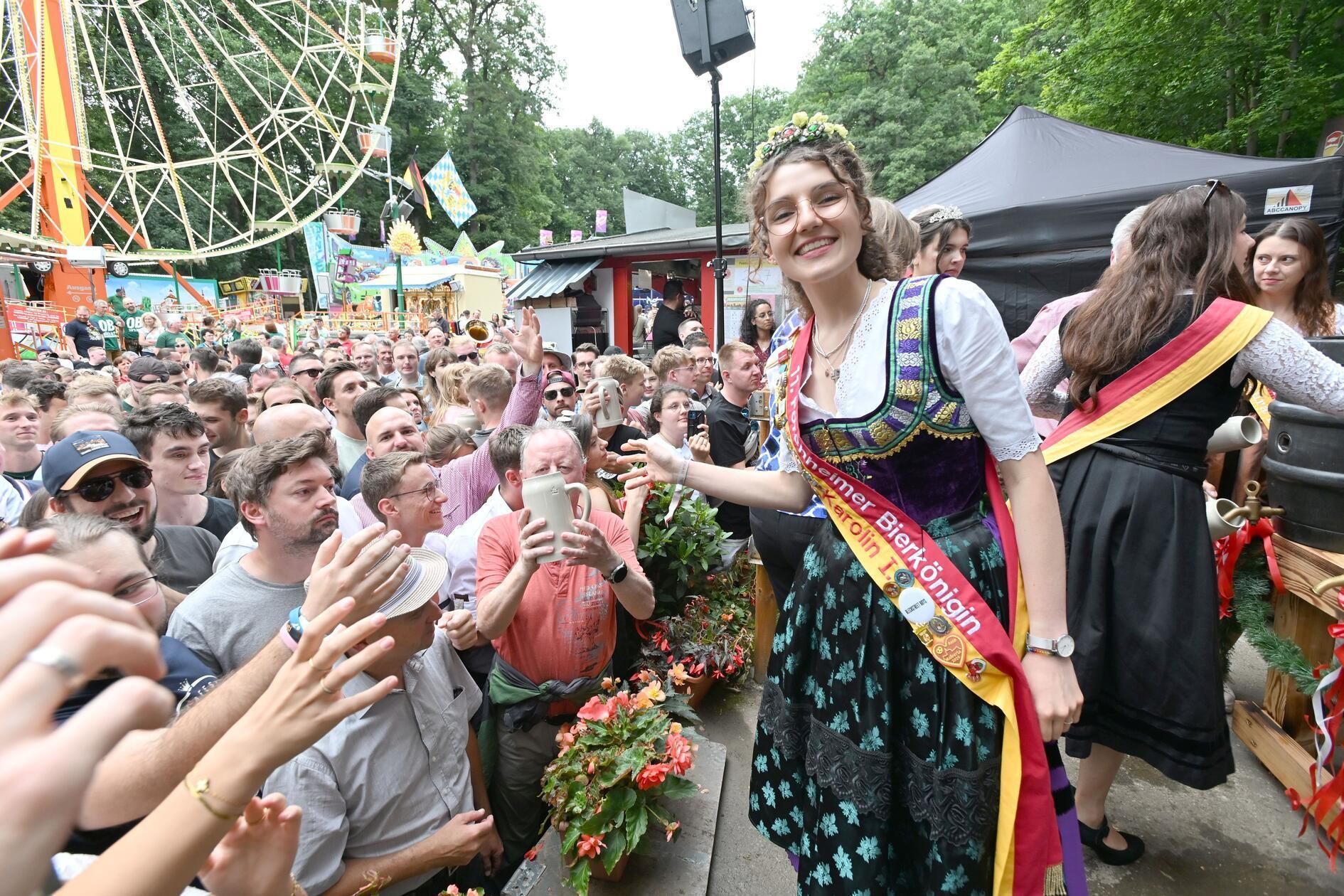 Auf dem Forchheimer Annafest drehen sich wieder die Karussells. Während die Erwachsenen auf den Bierbänken sitzen und miteinander schunkeln, dürfen sich die kleinen Rummelgäste bei einer Fahrt mit Autoscooter oder Riesenrad amüsieren. Das 186. Annafest auf dem Kellerberg startet am Freitag und geht bis Montag, 3. August. 