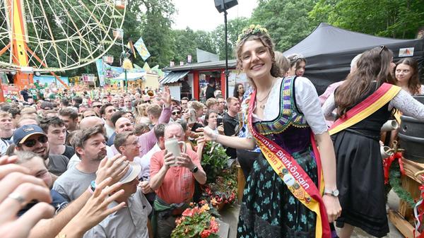 Auf dem Forchheimer Annafest drehen sich wieder die Karussells. Während die Erwachsenen auf den Bierbänken sitzen und miteinander schunkeln, dürfen sich die kleinen Rummelgäste bei einer Fahrt mit Autoscooter oder Riesenrad amüsieren. Das 186. Annafest auf dem Kellerberg startet am Freitag und geht bis Montag, 3. August.