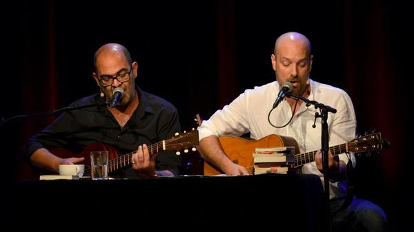 Am ersten Abend der Ansbach Open auf dem Campus der Hochschule sorgen Hannes Ringlstetter und Stephan Zinner für Stimmung. Die beiden Schauspieler und Musiker sind seit vielen Jahren enge Freunde. Bei ihrem Auftritt am Freitag in Ansbach tischen sie einen launigen Kabarettabend auf. Ihr Programm „Irgendwas mit Küche“ beginnt um 20 Uhr.