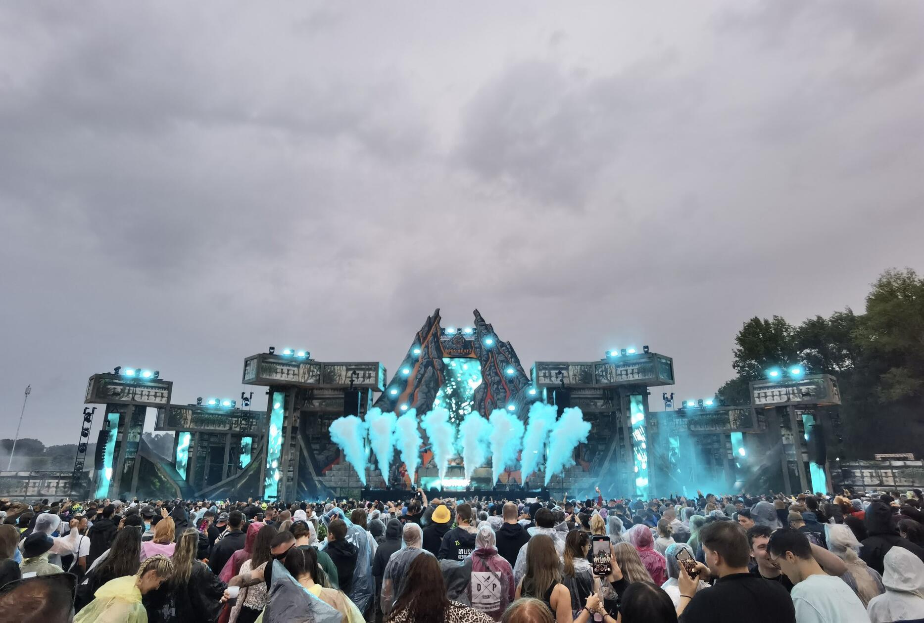 Es ging als Rekordjahr in die Geschichte des Open Beatz Festivals ein. 2025 tummelten sich rund 90.000 Gäste auf dem Open Air, wo man so ziemlich jede Spielart der elektronischen Musik zu Gehör bekommt. Vom Freitag bis Sonntag steigt die nächste Ausgabe des von Wäldern und Wiesen umgebenen Festivals vor den Toren Herzogenaurachs. Insgesamt haben acht imposant gestaltete Floors geöffnet. An den Decks legen viele Stars der EDM- und Techno-Szene auf