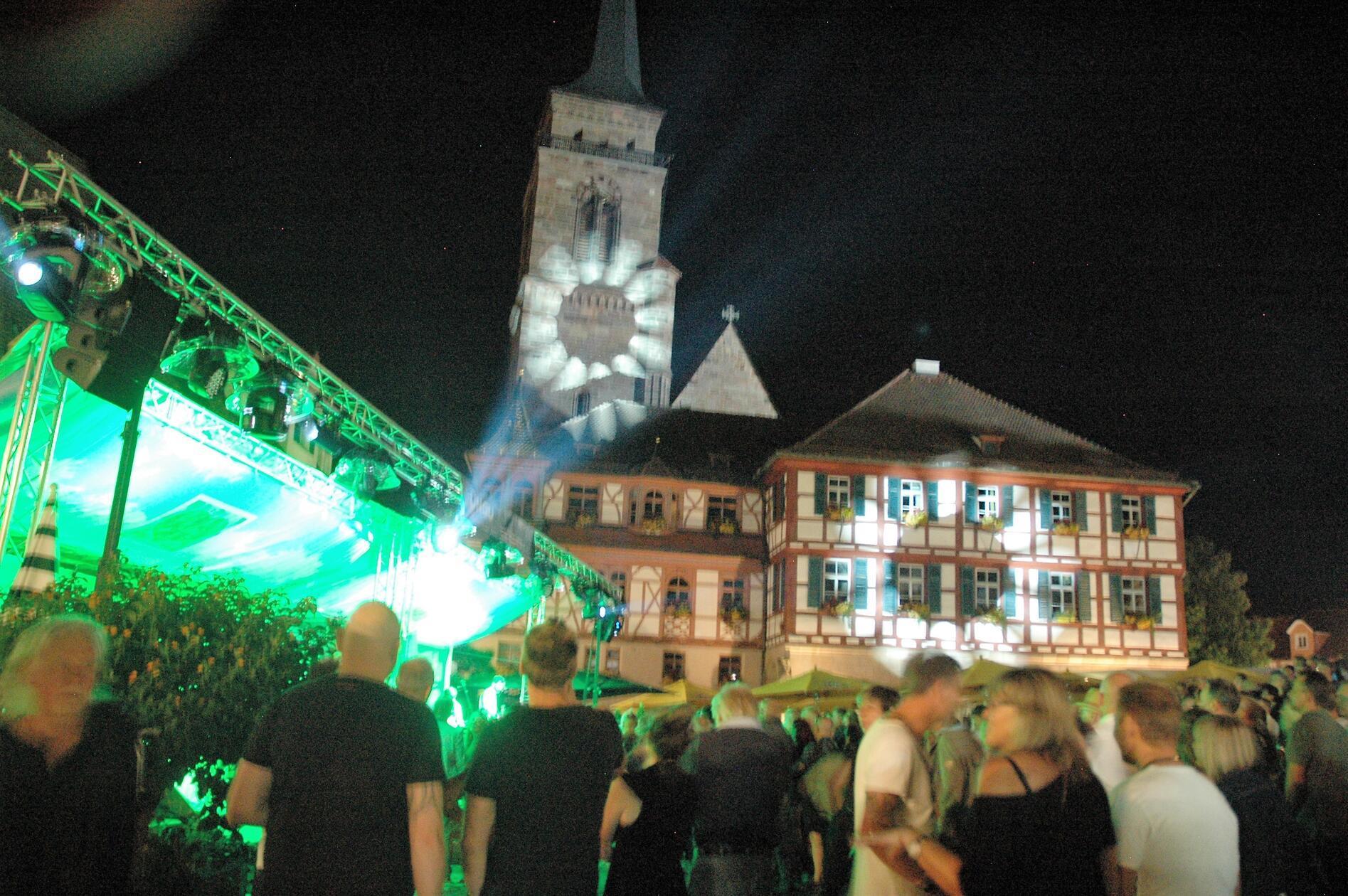Es ist ein Highlight im Schwabacher Veranstaltungskalender: das Bürgerfest. Gefeiert wird es von Freitag bis Sonntag an mehreren zentralen Orten der Innenstadt. Auf dem Programm stehen dutzende Konzerte für erwachsene Musikfans – aber auch für Kinder. Des Weiteren finden Führungen und Workshops statt. Ein verkaufsoffener Sonntag macht das Bürgerfest rund.