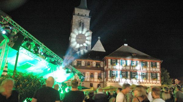 Es ist ein Highlight im Schwabacher Veranstaltungskalender: das Bürgerfest. Gefeiert wird es von Freitag bis Sonntag an mehreren zentralen Orten der Innenstadt. Auf dem Programm stehen dutzende Konzerte für erwachsene Musikfans – aber auch für Kinder. Des Weiteren finden Führungen und Workshops statt. Ein verkaufsoffener Sonntag macht das Bürgerfest rund.