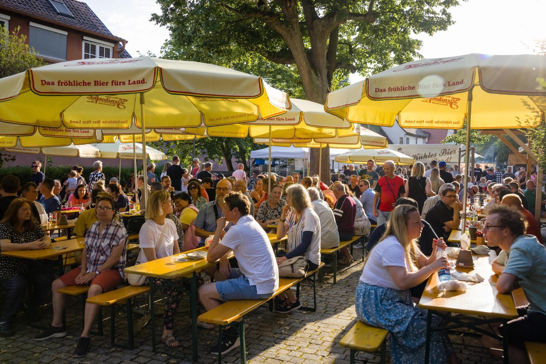 Am Wochenende wird in Zirndorf gefeiert. Beim Stadt- und Brauereifest erwartet das Publikum Musikprogramm auf drei Bühnen. Daneben werden Brauereibesichtigungen, Kirchturmbesteigungen und Pferdekutschfahrten angeboten. Los geht's am Freitag um 17 Uhr. 