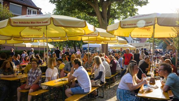 Am Wochenende wird in Zirndorf gefeiert. Beim Stadt- und Brauereifest erwartet das Publikum Musikprogramm auf drei Bühnen. Daneben werden Brauereibesichtigungen, Kirchturmbesteigungen und Pferdekutschfahrten angeboten. Los geht's am Freitag um 17 Uhr.