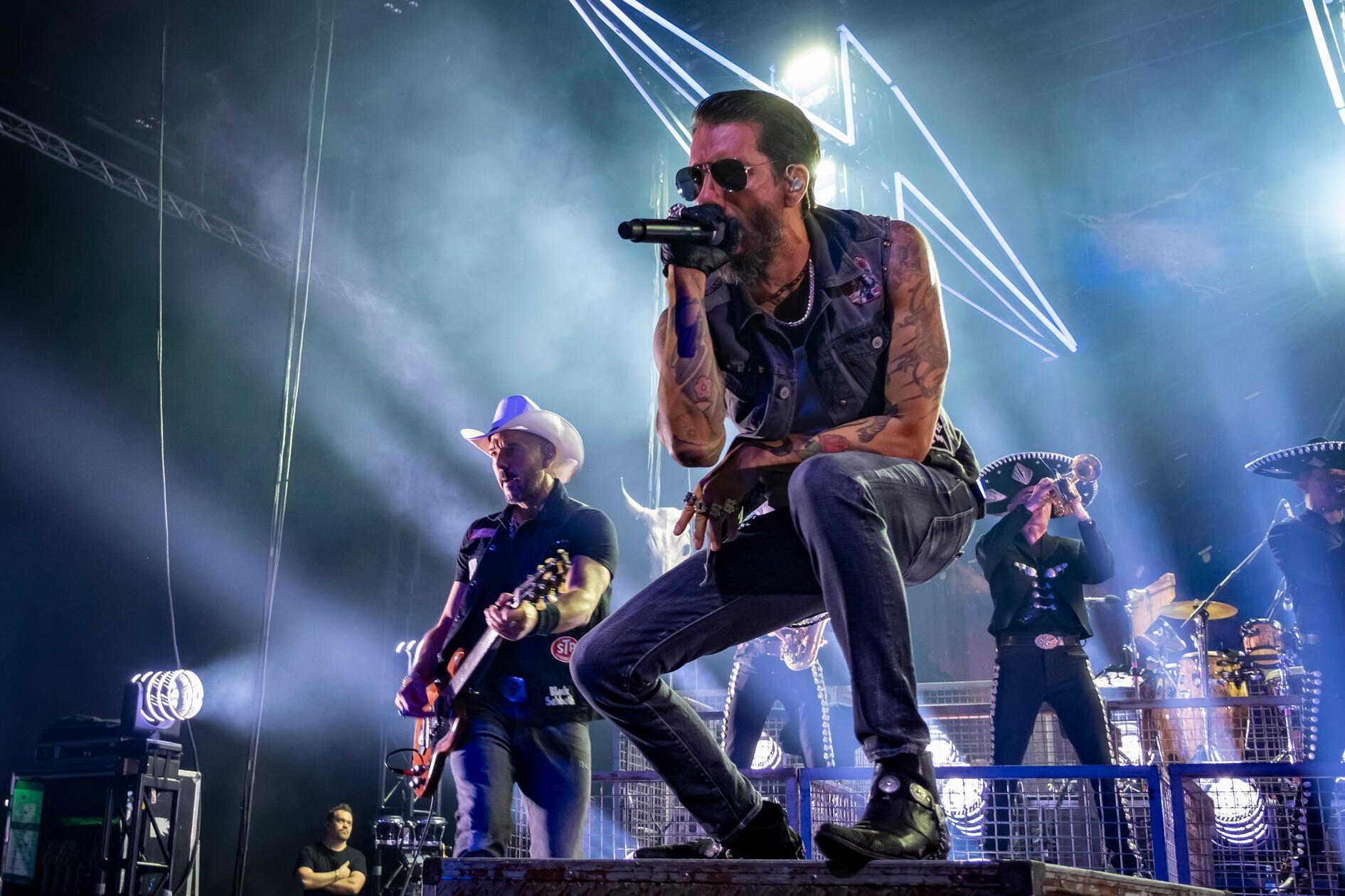 Mit der Berliner Band TheBossHoss gastiert am Samstag eine der bekanntesten deutschen Country- und Rock-Formationen bei den Ansbach Open. Nach dem Erfolg ihres letzten Albums „Back To The Boots“, das es bis auf Platz zwei der Charts schaffte, und einer dazugehörigen Club Tour sind die Rock'n'Roller nun wieder auf den ganz großen Open Air Bühnen des Landes zu sehen. Alex „Boss Burns“ Völkel, Sascha „Hoss Power“ Vollmer und ihre Backingband fackeln ab 18.30 Uhr ein musikalisches Feuerwerk auf dem Campus ab.  