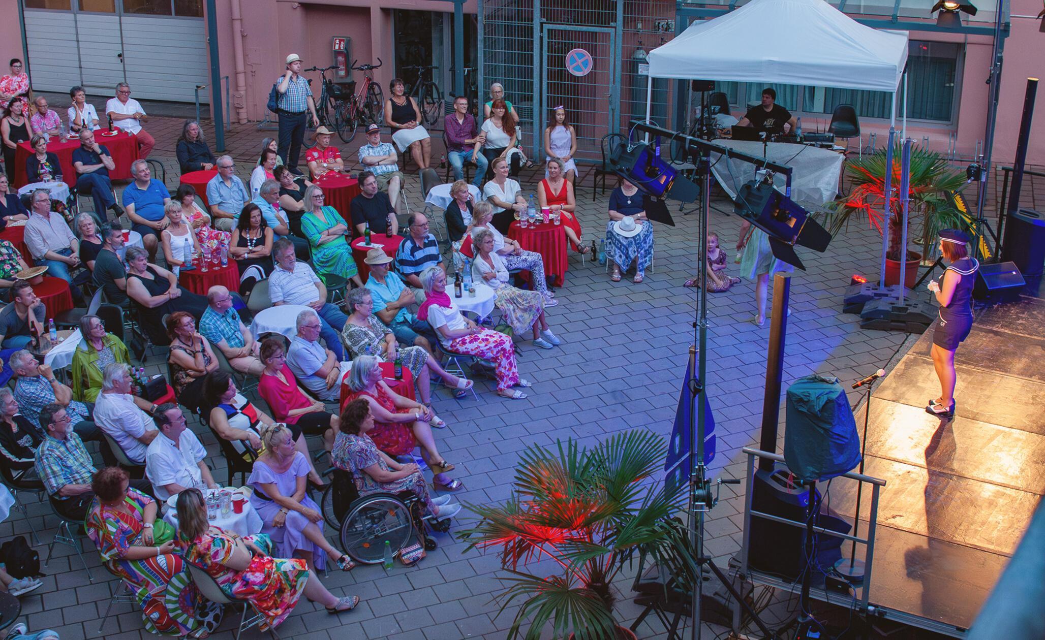 Am Samstag um 18 Uhr beginnt das Sommerfest im Theater rote Bühne in Nürnberg. Für Musik sorgen unter anderem Fred Munker und Rebecca Martin. Kabarettistische Einlagen bietet derweil Klaus Hübner.  