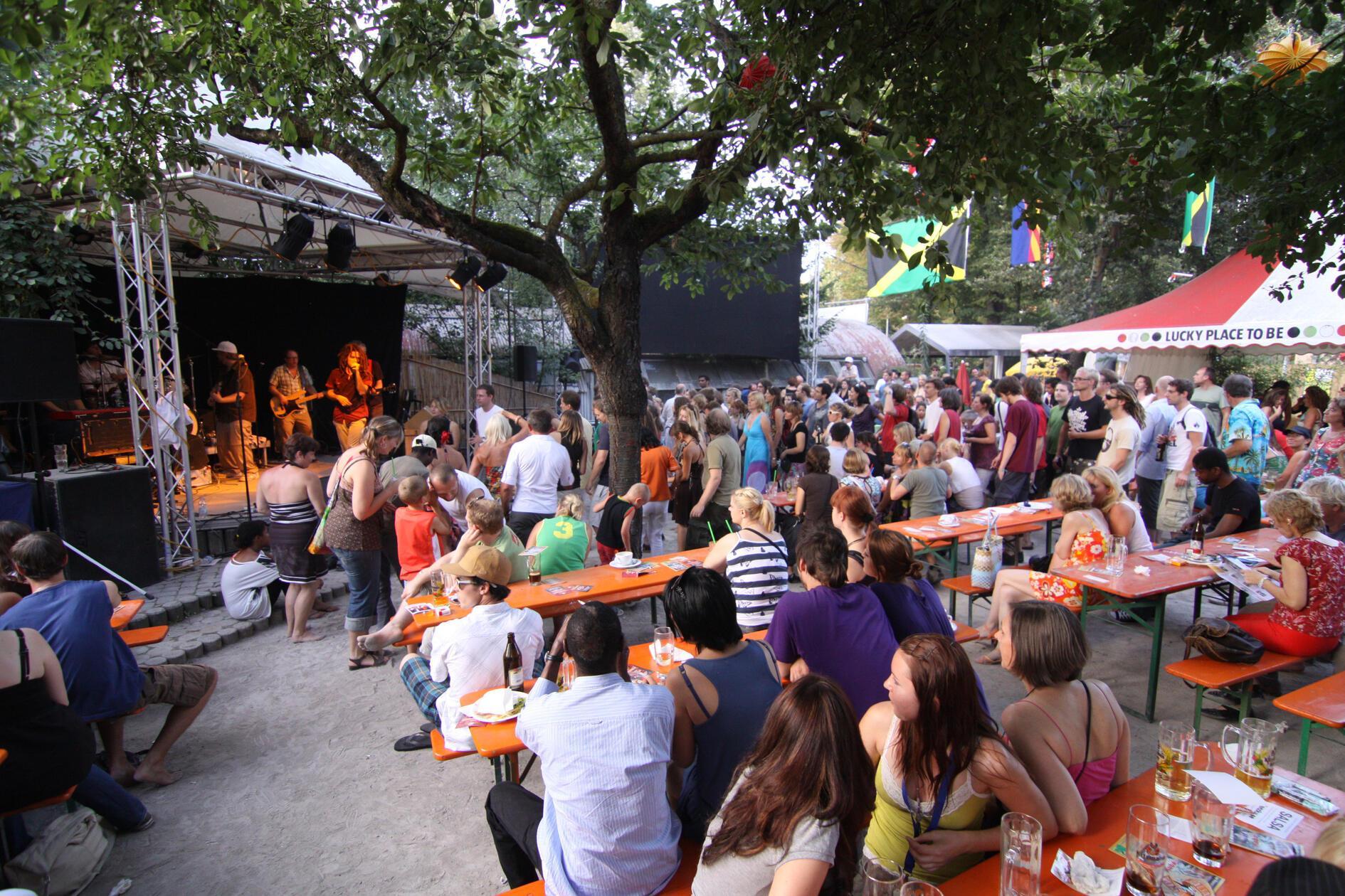 Auch das Erlanger E-Werk bittet zum Sommerfest. Ab 18 Uhr musizieren Jakob Mühleisen und Philipp Onel im Garten. Daneben steigen eine Kleider- und Pflanzentauschparty. Der Eintritt ist frei.  