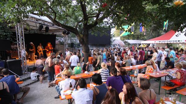 Auch das Erlanger E-Werk bittet zum Sommerfest. Ab 18 Uhr musizieren Jakob Mühleisen und Philipp Onel im Garten. Daneben steigen eine Kleider- und Pflanzentauschparty. Der Eintritt ist frei.