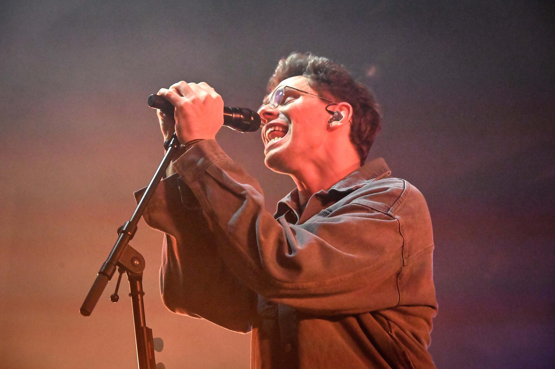 Zweimal Popmusik steht am Sonntag bei den Ansbach Open auf dem Campus auf dem Plan. Hauptact des Tages ist der Songwriter Kamrad (Foto). Der Coach bei The Voice of Germany feierte mit dem Song „I Believe“ seinen internationalen Durchbruch als Musiker. Support liefert Sängerin Loi. Die Mannheimerin wärmt das Publikum mit ihrer kraftvollen Stimme auf. Los geht das Doppelkonzert um 19.15 Uhr.