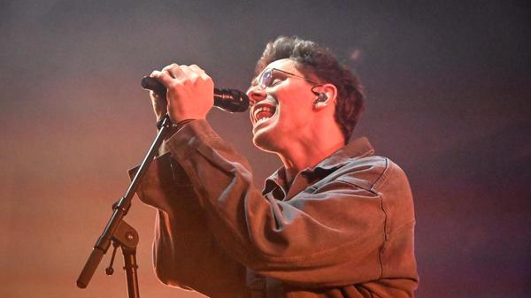 Zweimal Popmusik steht am Sonntag bei den Ansbach Open auf dem Campus auf dem Plan. Hauptact des Tages ist der Songwriter Kamrad (Foto). Der Coach bei The Voice of Germany feierte mit dem Song „I Believe“ seinen internationalen Durchbruch als Musiker. Support liefert Sängerin Loi. Die Mannheimerin wärmt das Publikum mit ihrer kraftvollen Stimme auf. Los geht das Doppelkonzert um 19.15 Uhr.