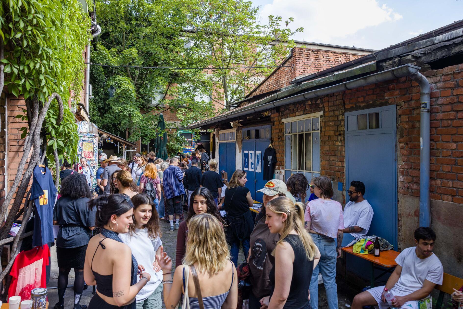 Beim KofferKulturGarten am Sonntag auf dem Gelände der Fürther Kofferfabrik darf nach schönen Dingen gestöbert werden. Denn hier gibt's an den Ständen handgemalte Kunstwerke, Textilien, Schmuck und Vintage-Kleidung zu entdecken. Musik, Drinks und Essen runden ab. Beginn: 14 Uhr. 