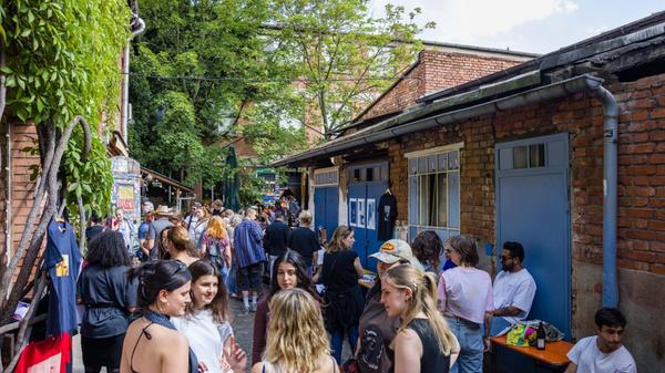 Beim KofferKulturGarten am Sonntag auf dem Gelände der Fürther Kofferfabrik darf nach schönen Dingen gestöbert werden. Denn hier gibt's an den Ständen handgemalte Kunstwerke, Textilien, Schmuck und Vintage-Kleidung zu entdecken. Musik, Drinks und Essen runden ab. Beginn: 14 Uhr.