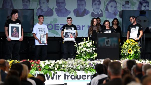 Angehörige der Opfer nehmen am Gedenkakt der Lande