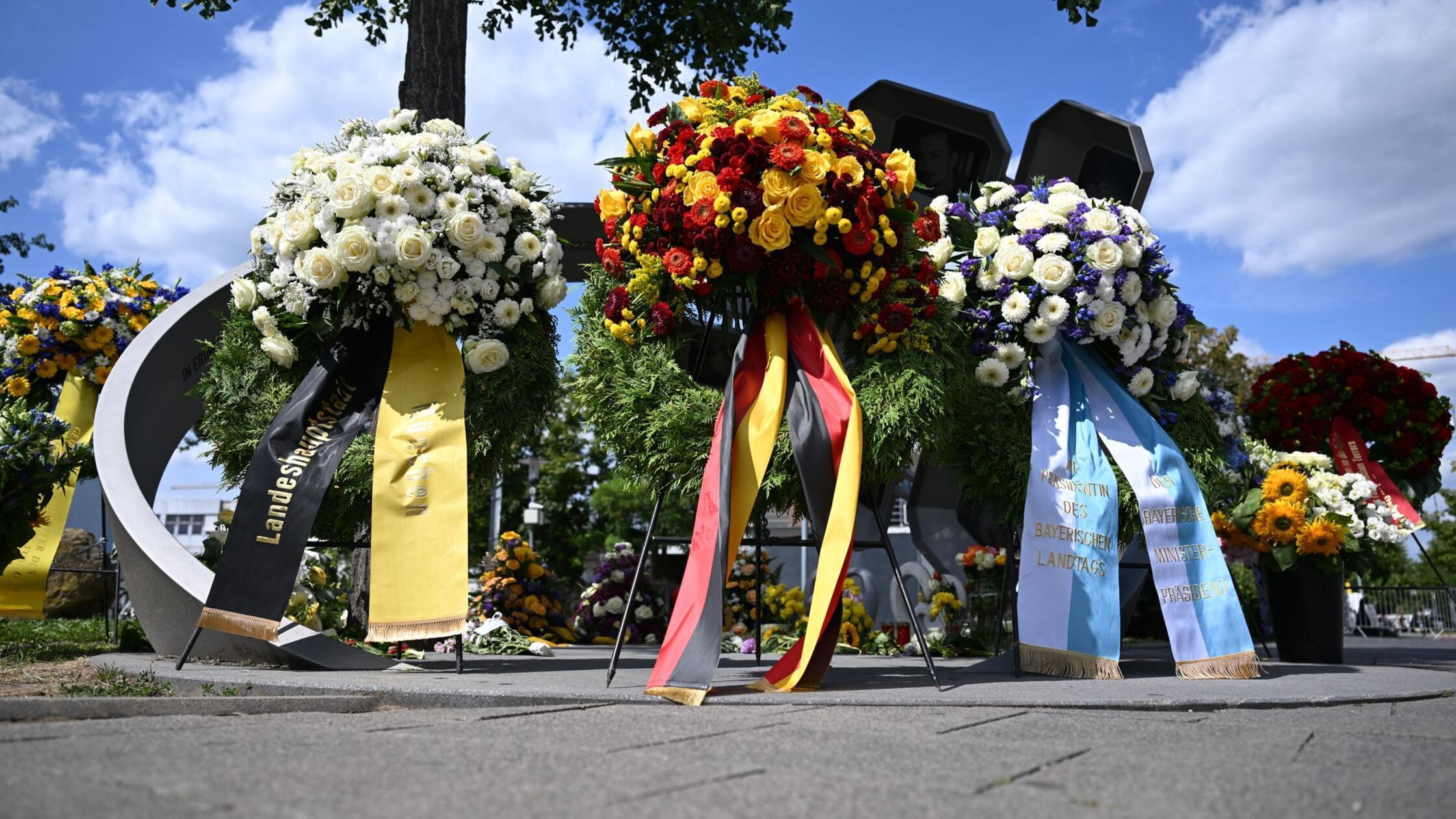 Kränze stehen vor dem Gedenkakt der Landeshauptsta