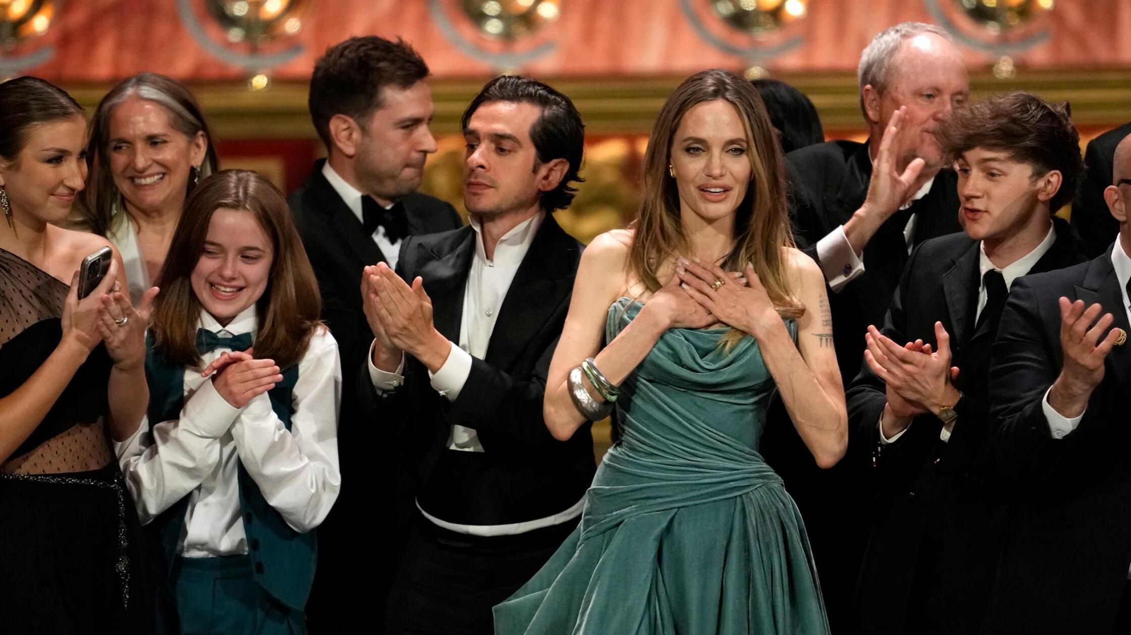 Vivienne Jolie-Pitt (M, l-r), Justin Levine, Angel