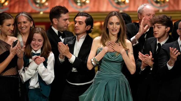 Vivienne Jolie-Pitt (M, l-r), Justin Levine, Angel