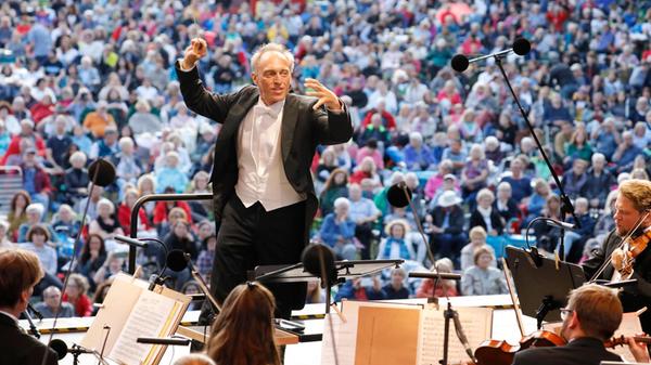 Er ist der grünste Konzertsaal der Stadt und womöglich der größte weit und breit: der Nürnberger Luitpoldhain. Hier hebt sich am Sonntag der Vorhang für das erste von insgesamt zwei Klassik Open Airs in diesem Sommer. Los geht's um 11 Uhr mit dem Familienkonzert. Um 20 Uhr startet dann das Konzert für Erwachsene.