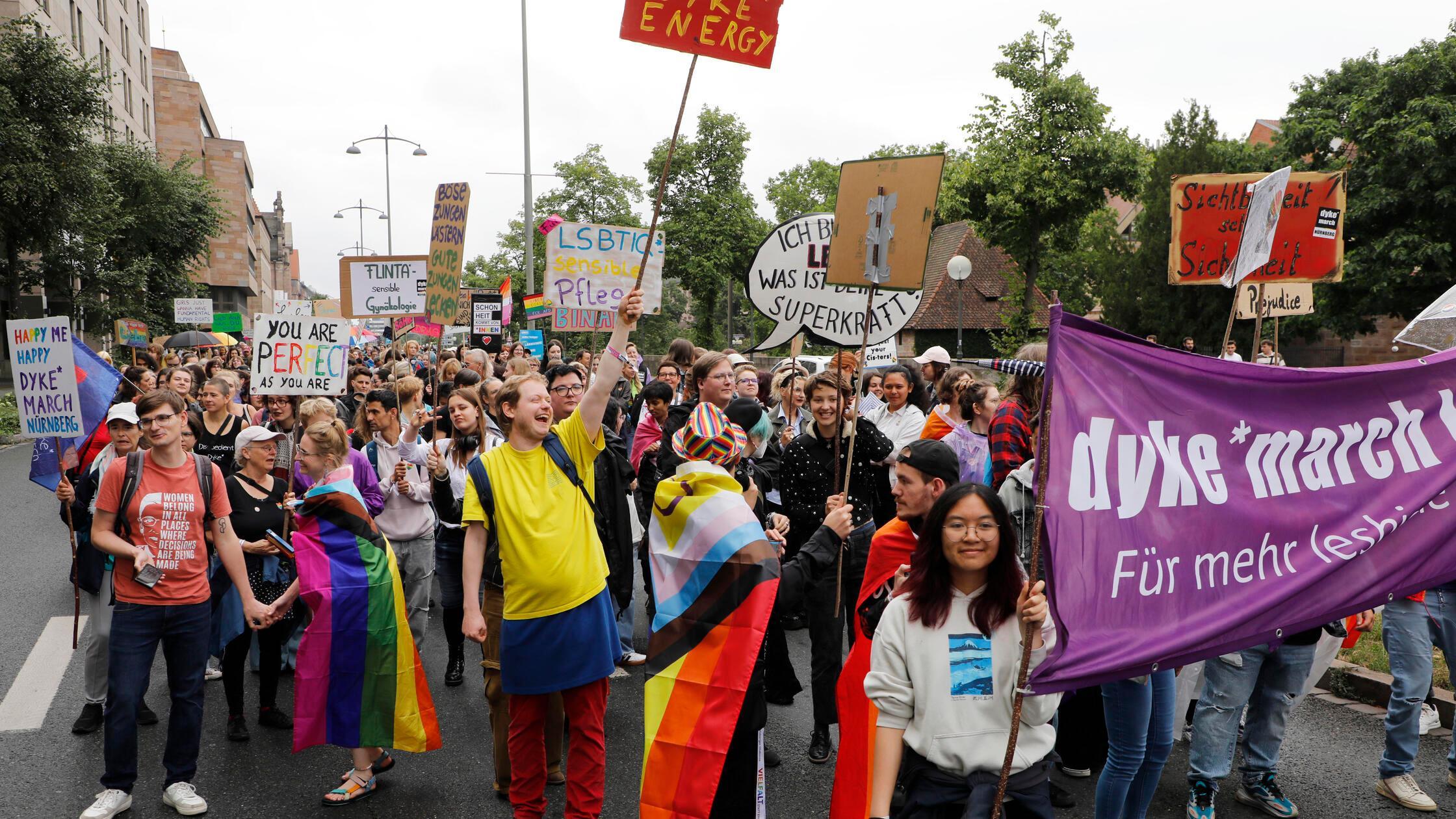 Behinderungen-am-Samstag-Dyke-March-bremst-den-Verkehr-in-N-rnberg-aus