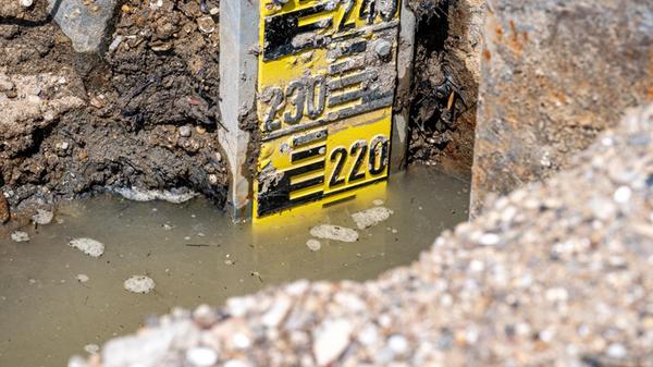 Der Wasserpegel der Niedrigwasser führenden Donau