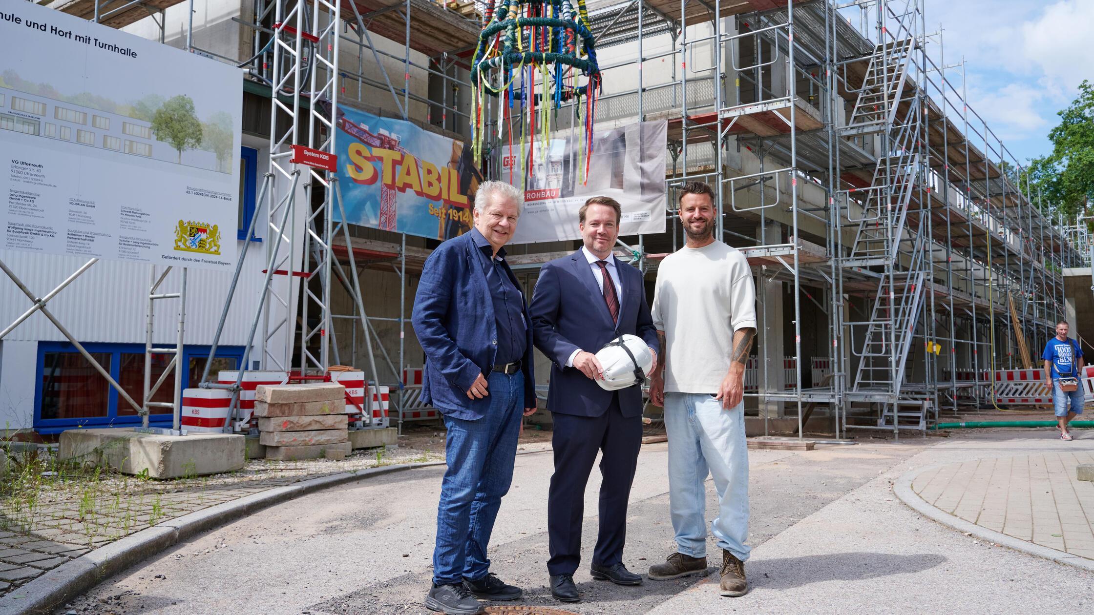 Beim Richtfest zur neuen Spardorfer Grundschule fü