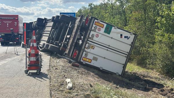 Mit 23 Tonnen H-Milch beladen: Lastwagen kommt von