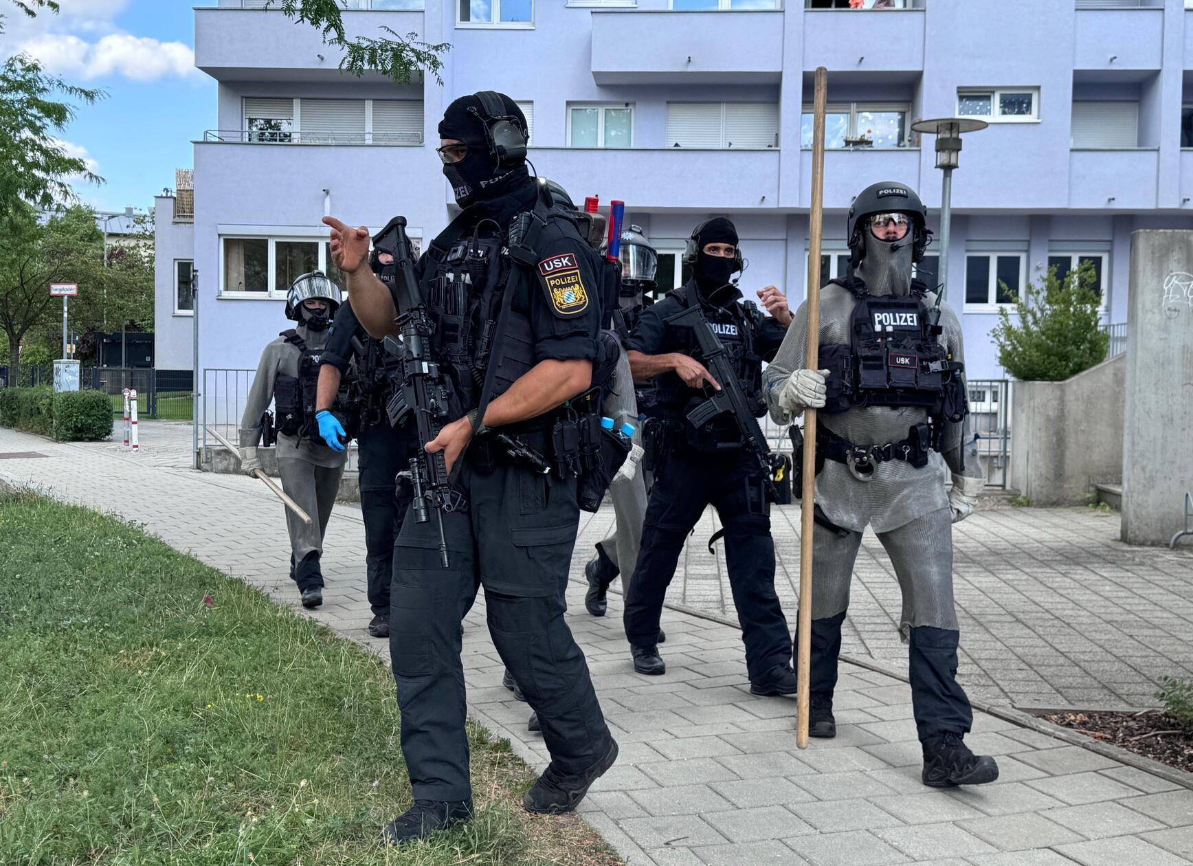 Großeinsatz in Regensburg: Mann kommt bei Attacke in Bank ums Leben