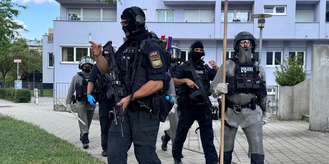 Großeinsatz in Regensburg: Mann kommt bei Attacke in Bank ums Leben