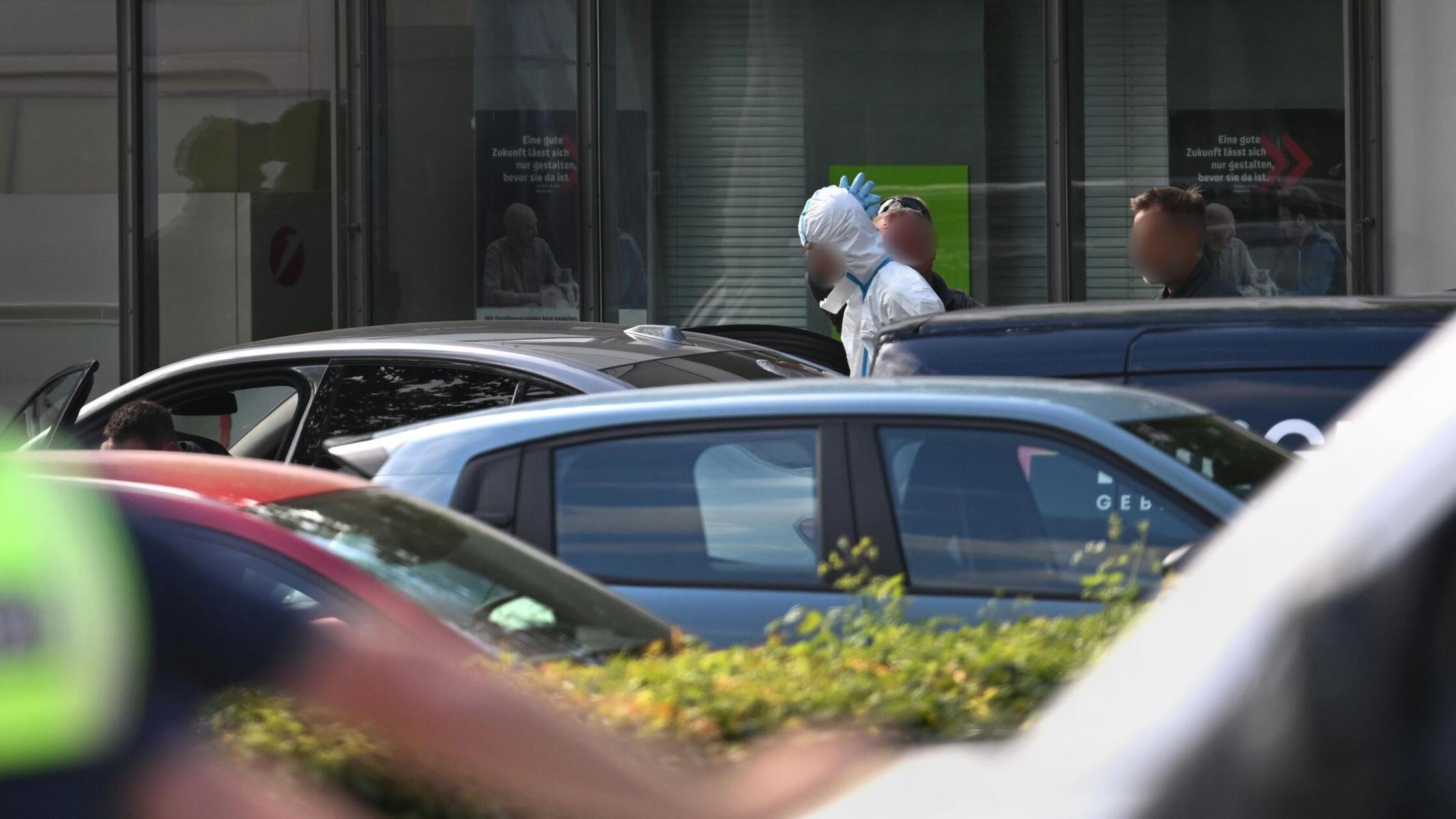 https://images.nordbayern.de/image/contentid/policy:1.15212453:1784873051/Eine_Person_in_einem_speziellen_weissen_Anzug_wird.jpg?$p=1f8d9c2