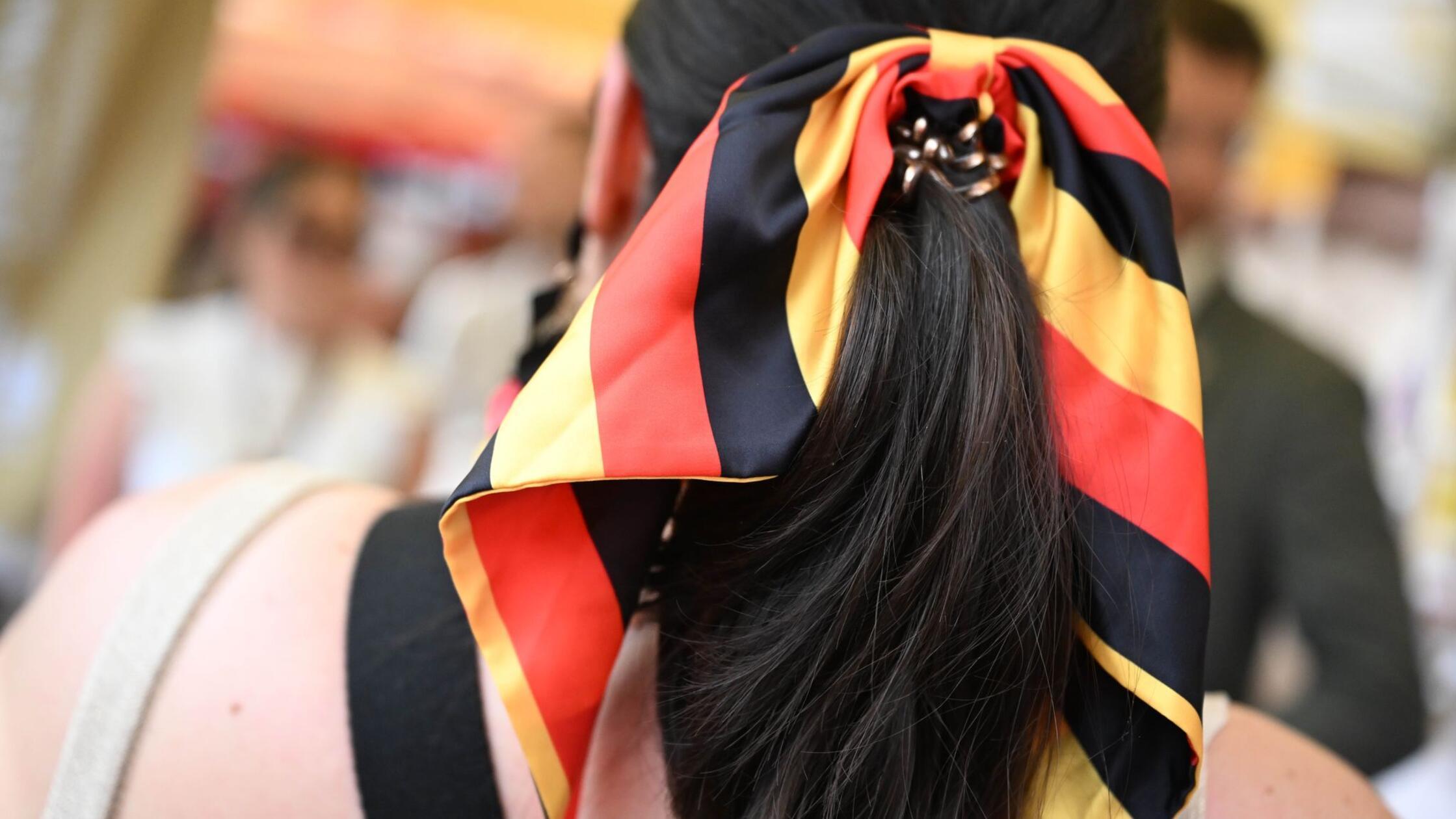 https://images.nordbayern.de/image/contentid/policy:1.15212567:1784873078/Bei_der_Eroeffnung_zum_Fest_der_Demokratie_traegt_.jpg?$p=9f8a89e