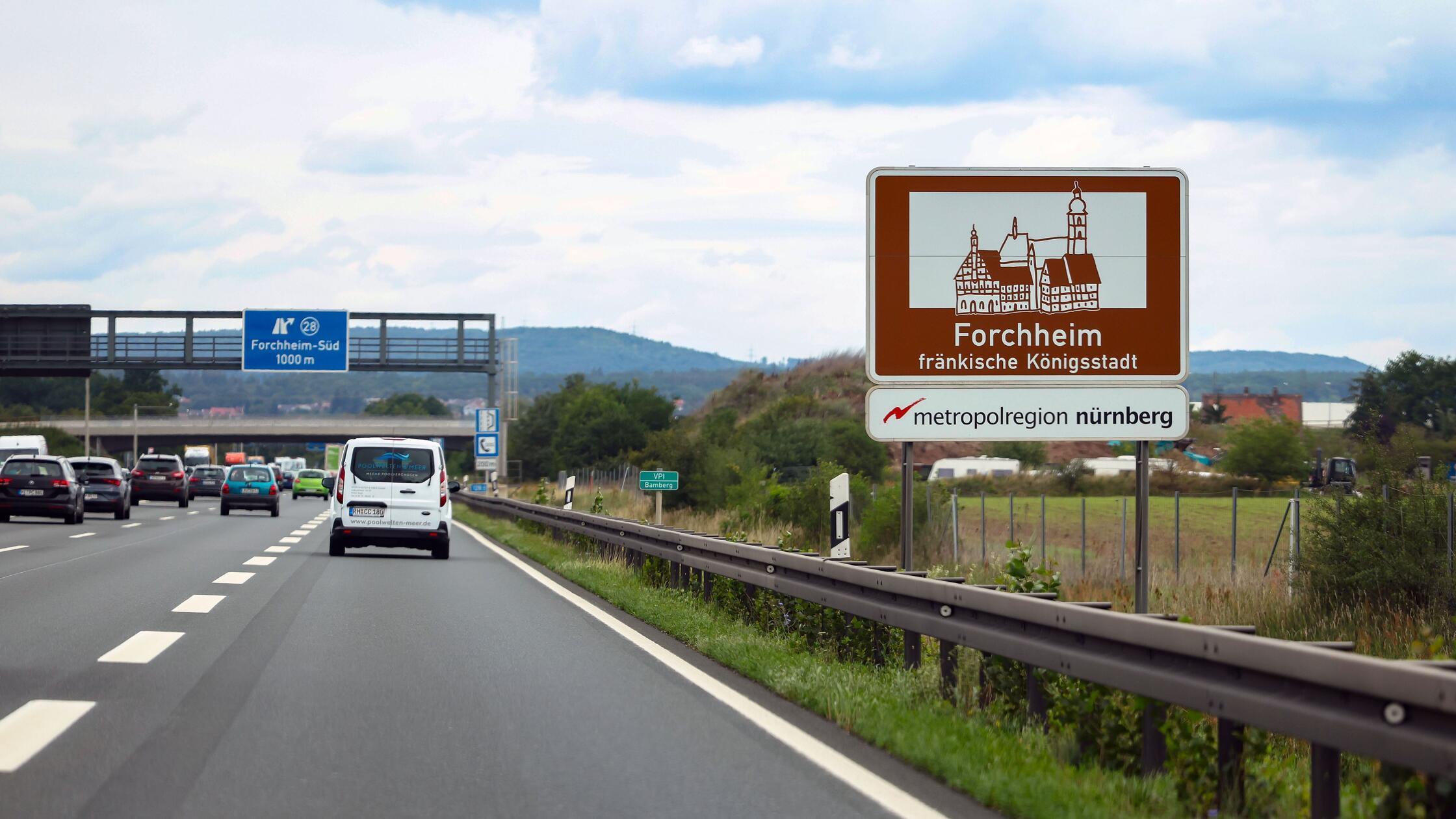 Braune Hinweisschilder an Autobahnen90.jpg