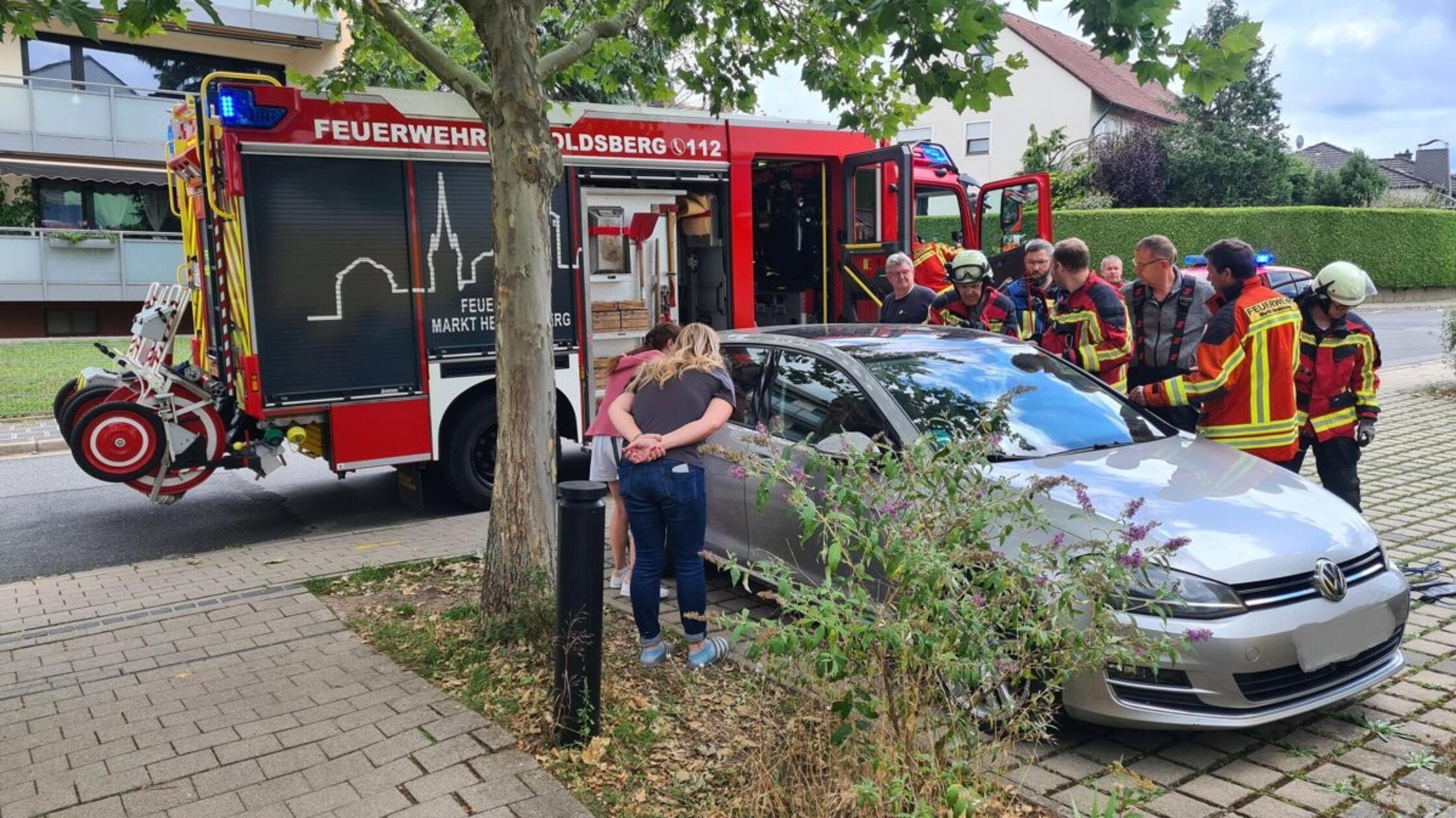 Feuerwehr Heroldsberg befreit Kinder aus Auto