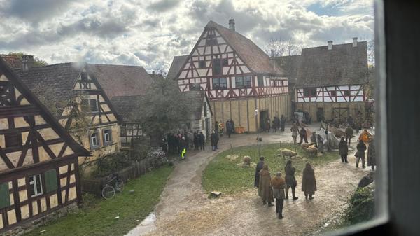 The Uprising: Ende 2025 fanden die Dreharbeiten des Hollywood-Blockbusters im Freilichtmuseim Bad Windsheim statt. Der Produzent, Autor und Regisseur Paul Greengrass drehte mit Schauspielstars wie Andrew Garfield, Thomasin McKenzie und Tom Hollander. Der Film handelt vom englischen Bauernaufstand aus dem Jahr 1381. Ein einfacher Bauer, gespielt von Andrew Garfield, erhebt sich gegen die tyrannische Herrschaft des damals 14-jährigen König Richard II. Der Epos behandelt die Themen Leid, Pest und den Kampf um Gerechtigkeit. Der Film soll am 10. September 2026 in die deutschen Kinos kommen.