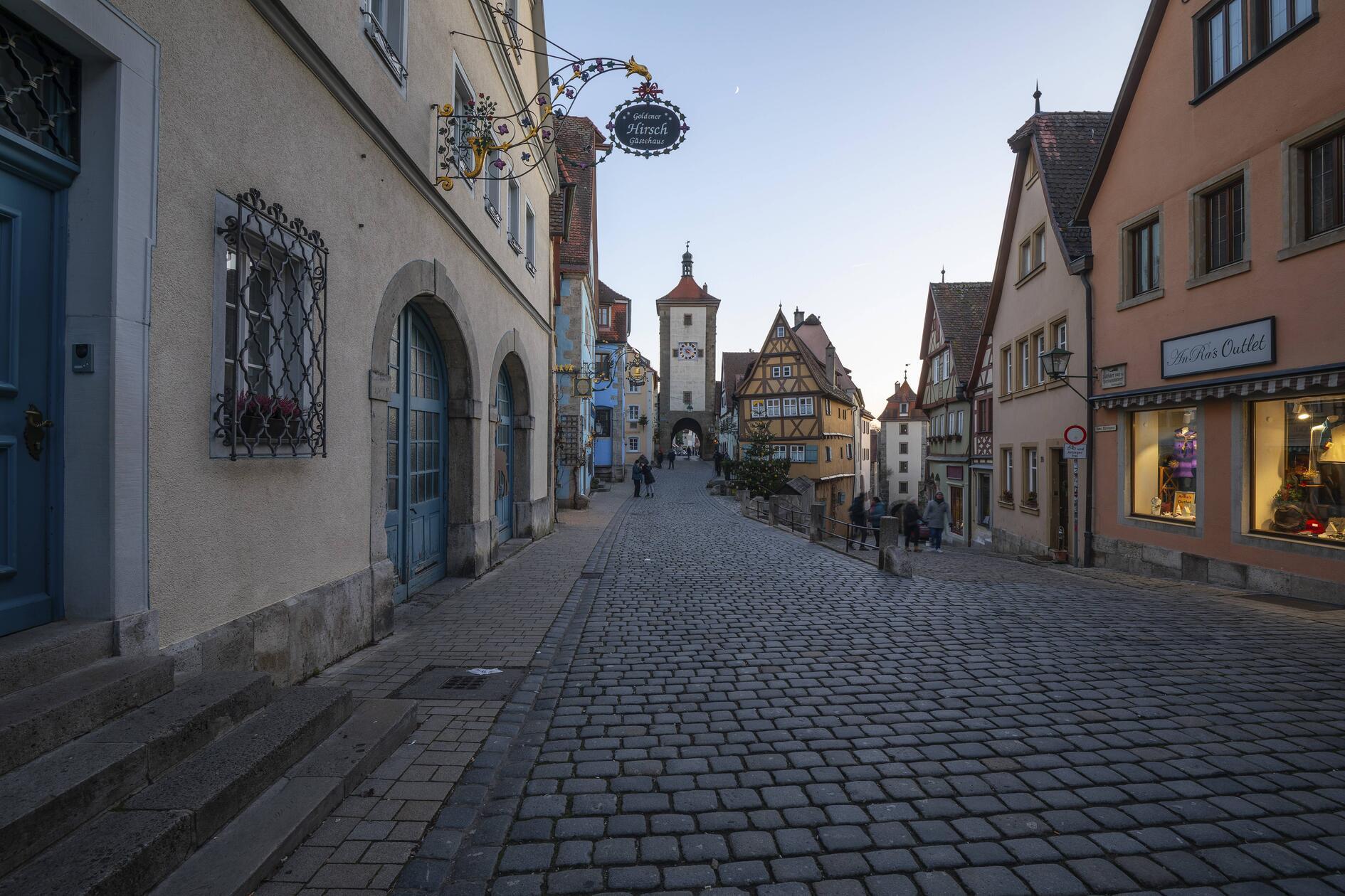 Harry Potter und die Heiligtümer des Todes - Teil 1: Für diesen weltberühmten Film wurden Luftaufnahmen der mittelalterlichen Altstadt von Rothenburg ob der Tauber gemacht. Konkrete Bodenszenen aus der Stadt schafften es jedoch kaum oder nur stark digital verfremdet in den Film, sie dienten laut mehreren Berichten vorallem als Inspiration oder digitale Vorlage. Dennoch wird die Stadt Rothenburg ob der Tauber im offiziellen Abspann des siebten Films erwähnt.