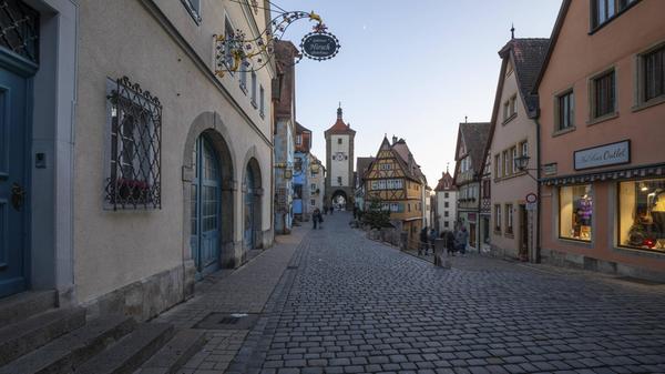 Harry Potter und die Heiligtümer des Todes - Teil 1: Für diesen weltberühmten Film wurden Luftaufnahmen der mittelalterlichen Altstadt von Rothenburg ob der Tauber gemacht. Konkrete Bodenszenen aus der Stadt schafften es jedoch kaum oder nur stark digital verfremdet in den Film, sie dienten laut mehreren Berichten vorallem als Inspiration oder digitale Vorlage. Dennoch wird die Stadt Rothenburg ob der Tauber im offiziellen Abspann des siebten Films erwähnt.