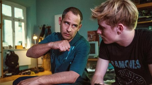 Gut 15 Jahre nach den Ereignissen aus "Lammbock" kehrten die beiden Kult-Kiffer, gespielt von Moritz Bleibtreu und Lukas Gregorowicz, in "Lommbock" 2017 zurück. Auch wenn sich im Leben der beiden viel getan hat, eines ist gleich geblieben: Bei einer Tüte Gras können sie sich nach wie vor in unendlichen Assoziationsketten verlieren. Diese überbordenden Dialoge voller Sprachwitz sind die Stärken von Christian Züberts Film, während die zum großen Teil in Würzburg gedrehte Story nicht ganz abendfüllend ist. Doch vor allem Moritz Bleibtreu haucht diesen Dialogen so viel Leben ein.