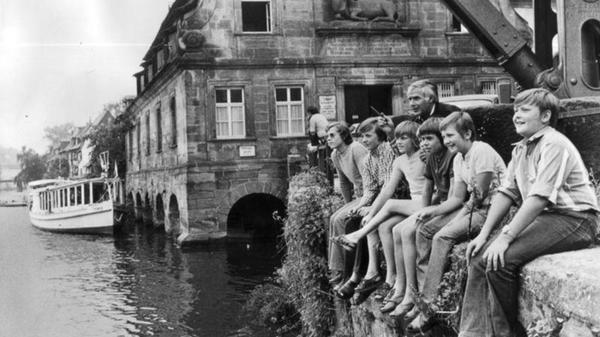 Das fliegende Klassenzimmer: Einer der wohl bekanntesten Filme mit fränkischem Schauplatz ist sicherlich Das fliegende Klassenzimmer aus dem Jahr 1973. Regisseur Werner Jacobs hat den Kinderbuchklassiker von Erich Kästner in Bamberg abgefilmt und mit Filmgrößen wie Joachim Fuchsberger als Lehrer zum Leben erweckt.