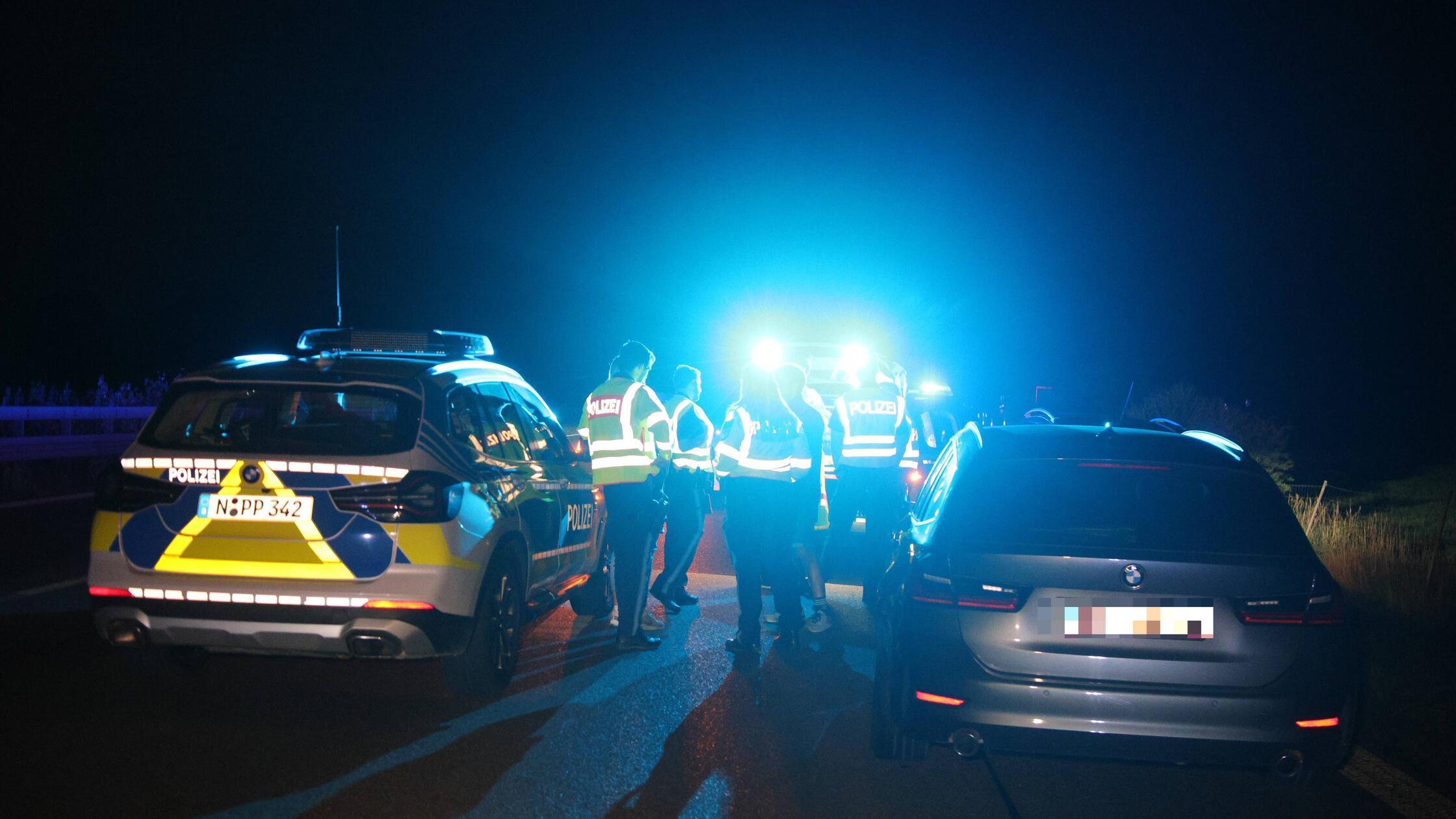 Redaktioneller Hinweis: Polizeibeamten und zivile 