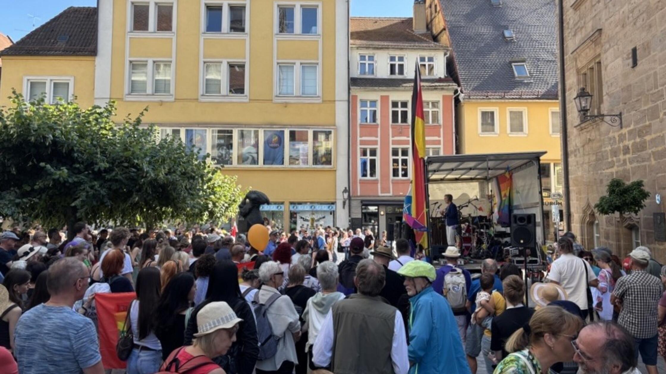 Zehn-Jahre-nach-Anschlag-in-Ansbach-Gedenken-Demo-und-lautstarke-Diskussionen