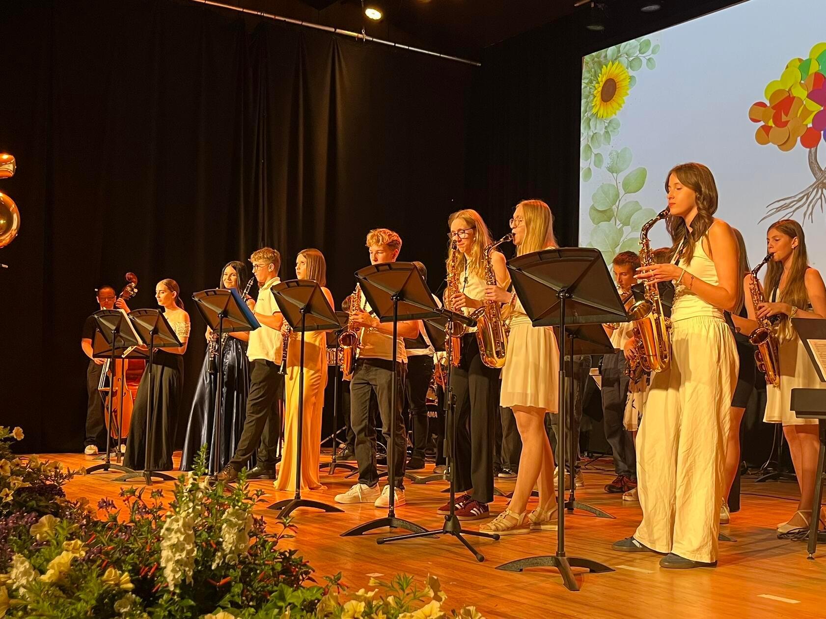 Am Freitag vor den großen Ferien feierten 132 Schülerinnen und Schüler der Hermann-Stamm-Realschule in Schwabach ihren Abschluss. 