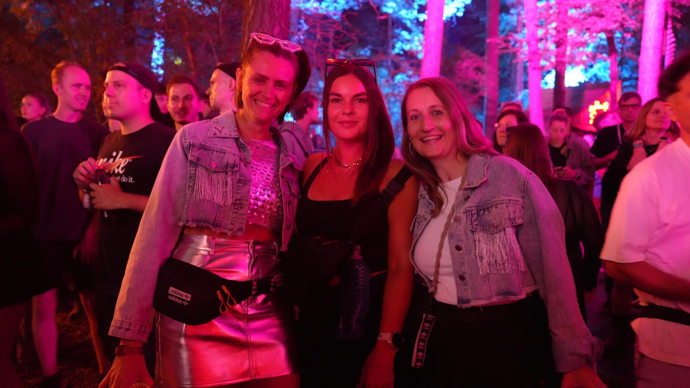 Diese Gruppe feiert bei Magical Forest am Freitagabend.