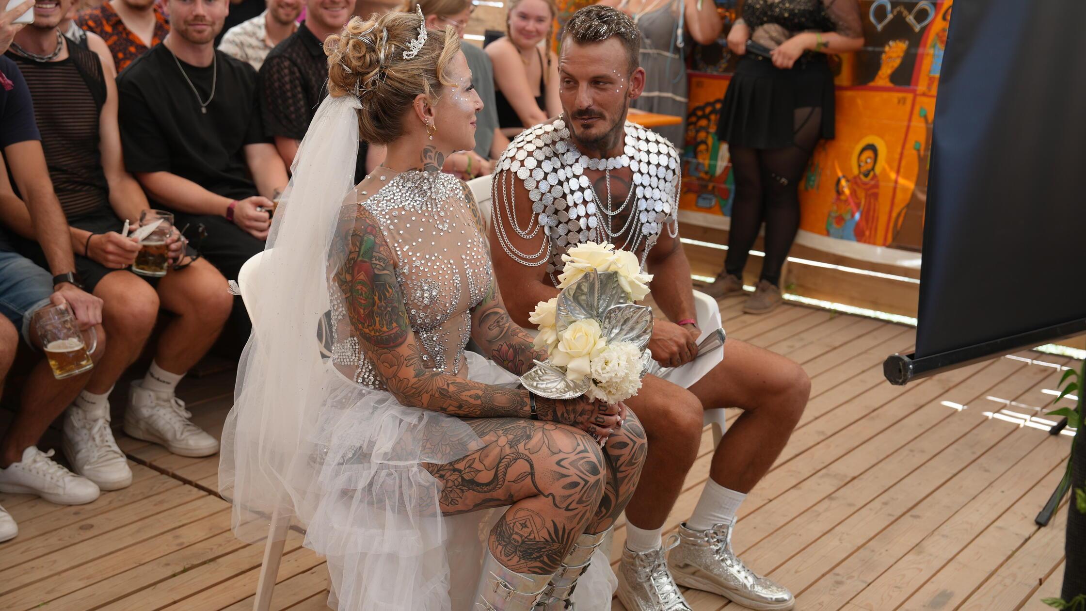 Maike und Joel vor dem Altar beim Open Beatz.